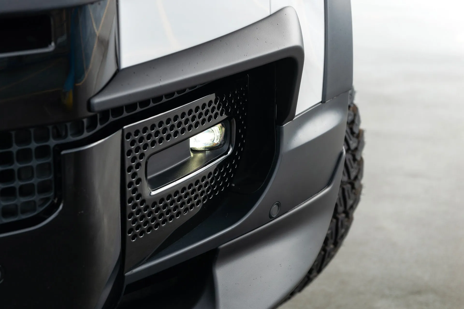 Land Rover Defender 90 - White Exterior